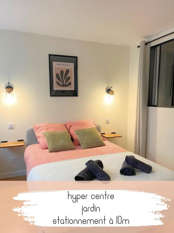 une chambre avec un lit avec deux serviettes dessus dans l'établissement Le lynx boréal, centre historique avec jardin, à Lons-le-Saunier