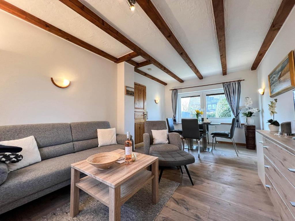ein Wohnzimmer mit Sofa und Tisch in der Unterkunft Elke in Tinnum