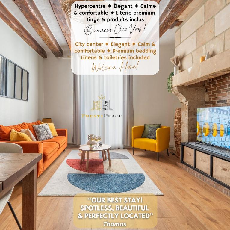 un salon avec un canapé et une table dans l'établissement Le Nid du Cygne - By PrestiPlace, à Tours