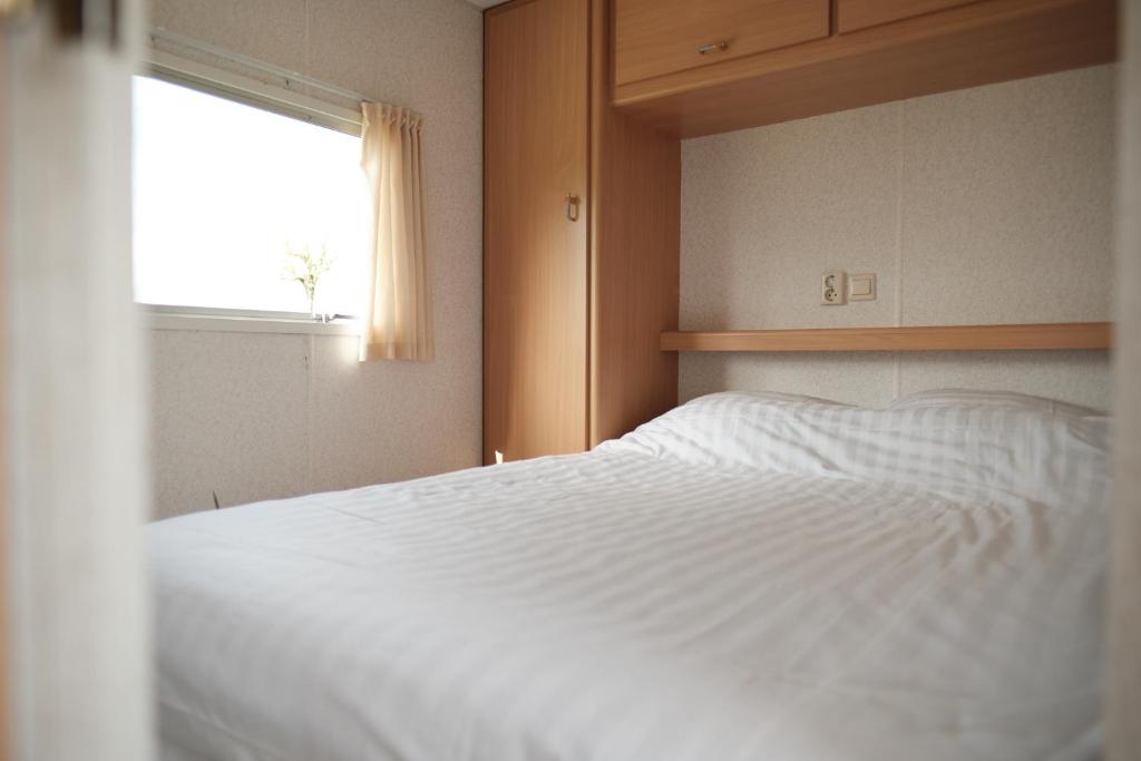 Postel nebo postele na pokoji v ubytování Camping Cottesserhoeve