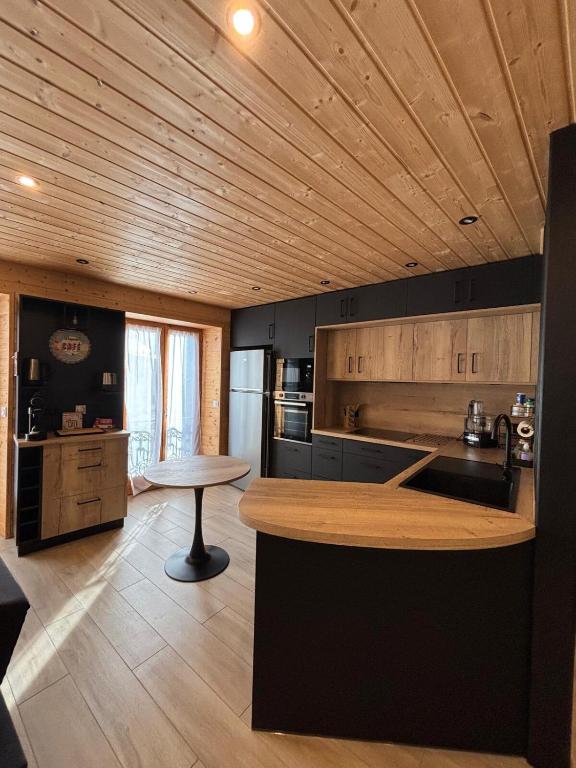 une cuisine avec un comptoir et une table à l'intérieur dans l'établissement Magnifique appartement neuf 4 chambres, à Luchon