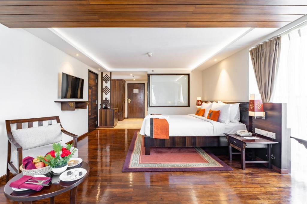 Postel nebo postele na pokoji v ubytování Ramada by Wyndham Kathmandu Dhumbarahi
