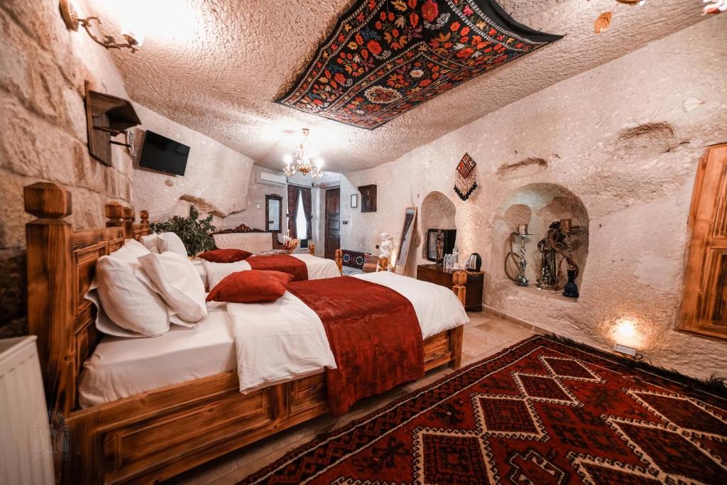 Postel nebo postele na pokoji v ubytování Zeus Cave Suites