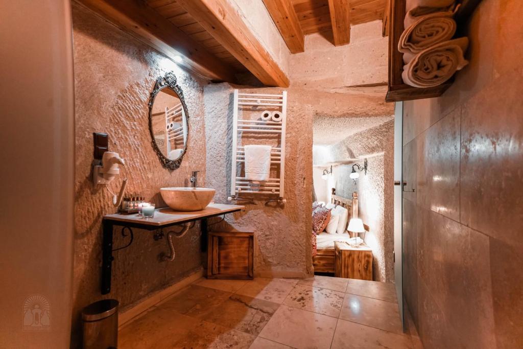 Koupelna v ubytování Zeus Cave Suites