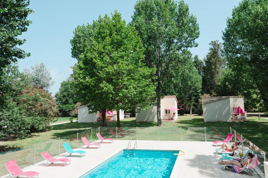 une piscine avec un groupe de chaises et une piscine dans l'établissement Mini Villa, à Ghisonaccia