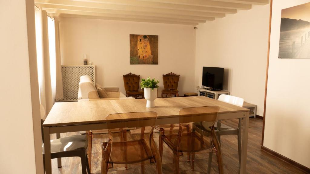 A television and/or entertainment centre at Palazzo Bianchetti