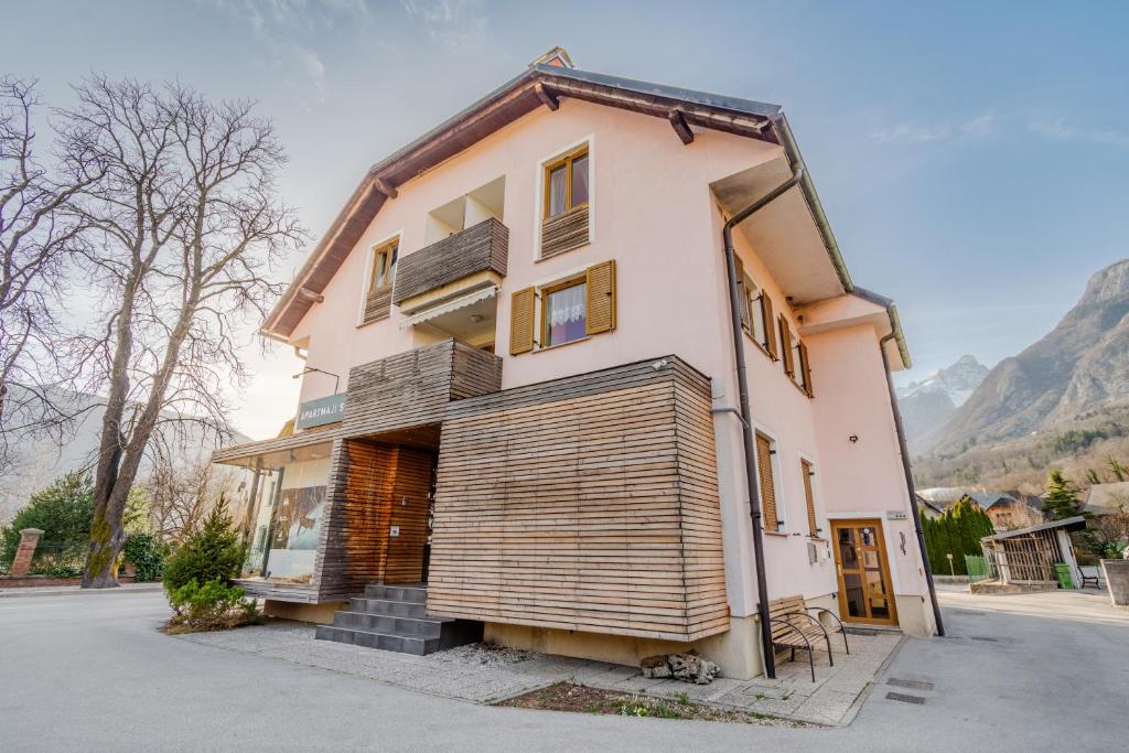 Nespecifikovaný výhled na hory nebo výhled na hory při pohledu z penzionu