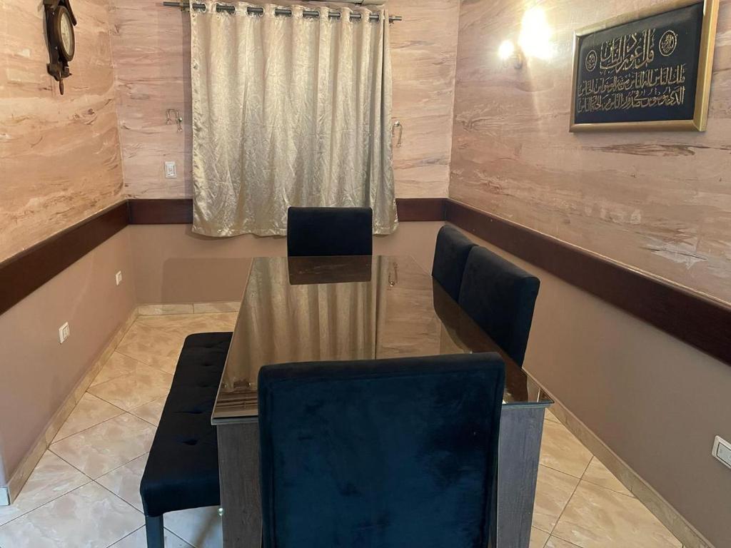 Ein Sitzbereich in der Unterkunft شقه مفروشه للايجار التجمع الخامس النرجس