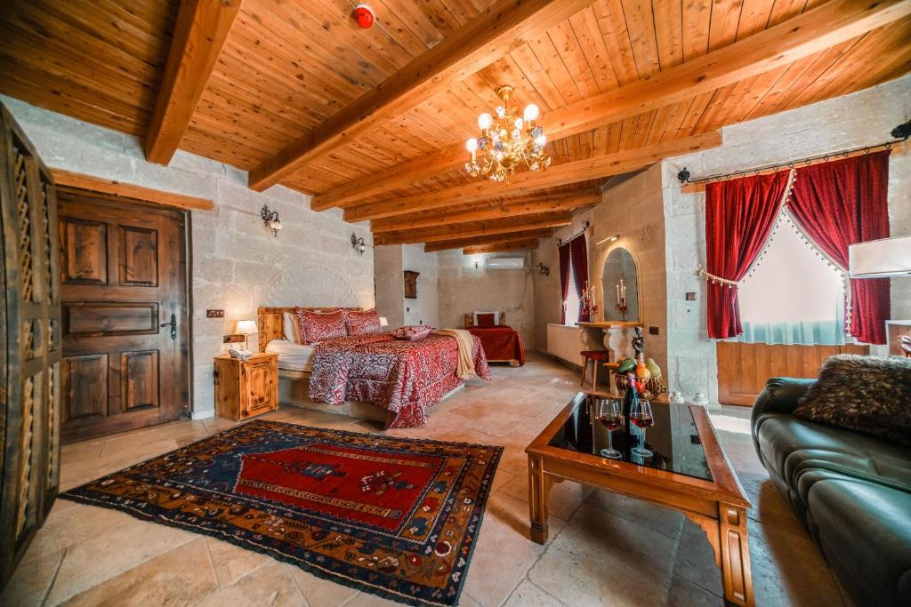 Postel nebo postele na pokoji v ubytování Zeus Cave Suites