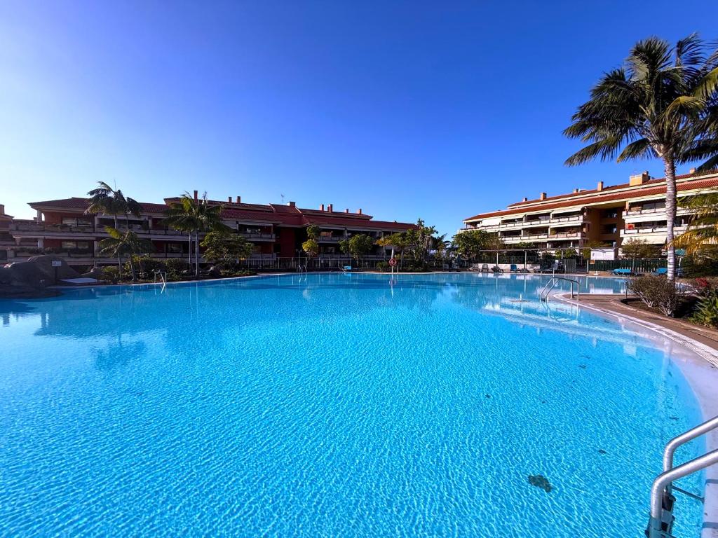 een groot zwembad voor een resort bij Tropicalidays Jardines del Teide in Puerto de la Cruz