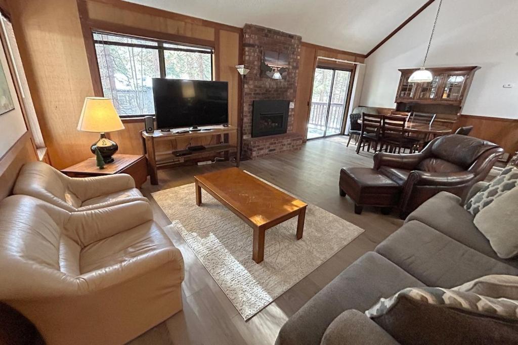 Una sala de estar con un sofá y un televisor. en Brookstone Pines home, en Incline Village