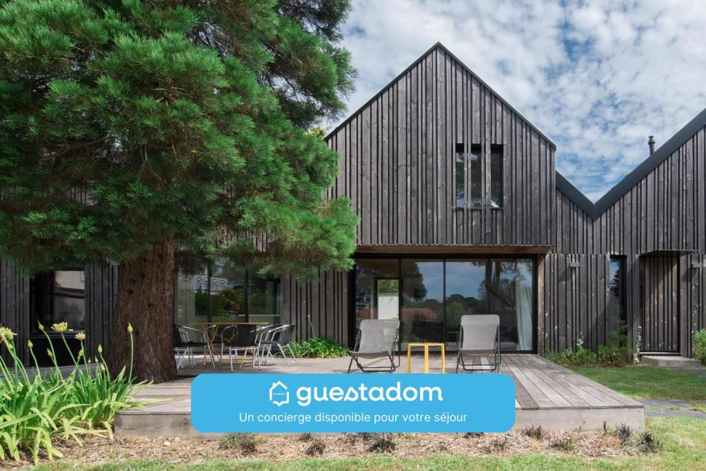 une maison en bois avec vue sur la cour dans l'établissement Sekoya Villa - Proche plage - golf, à Pornic