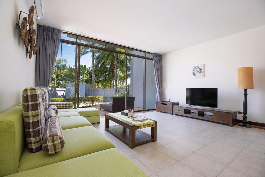 Televisyen dan/atau pusat hiburan di Blissful Living & Tropical Vibes - 3BR Pool Access Villa Argent 9, just 15 min drive from Nai Yang and Nai Thon Beaches