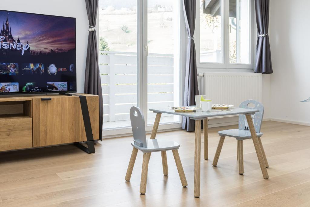 TV a/nebo společenská místnost v ubytování LEVA Stay Luzern-Interlaken I Nature I Familie