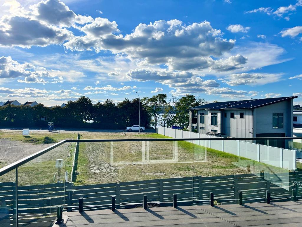 Taupo AirportにあるBrand new Lakeside cozy homeのスタジアム内のテニスコート