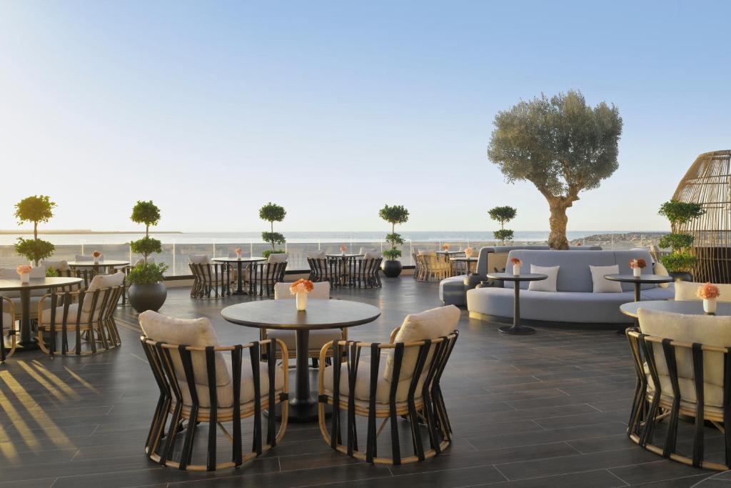 Χώρος καθιστικού στο Sofitel Al Hamra Beach Resort