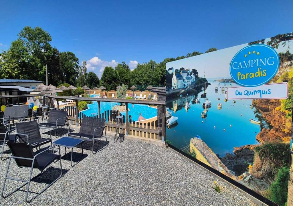 Bazén v ubytování Camping Paradis du Quinquis nebo v jeho okolí