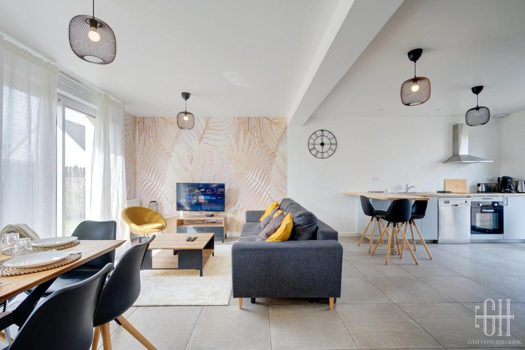 un salon avec un canapé et une table dans l'établissement Maison familiale 4 chambres avec jardin et parking, à Esvres