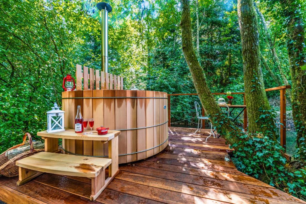 a wooden deck with a table and a bench at La Maison de l'Omignon in Vermand