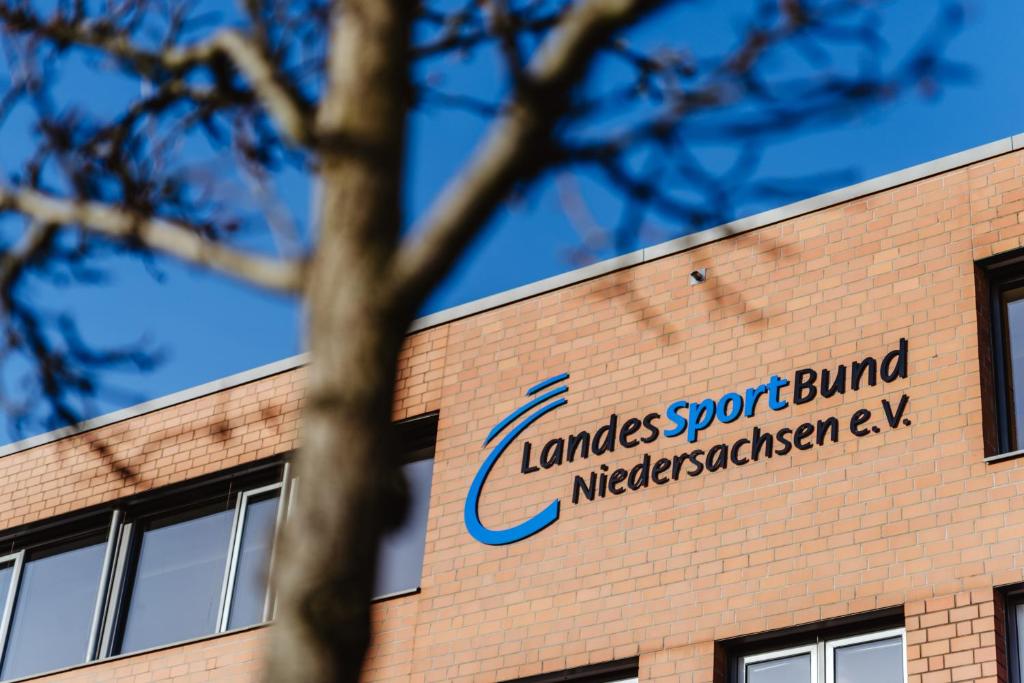 a sign on the side of a building at Akademie des Sports im LandesSportBund Niedersachsen in Hannover
