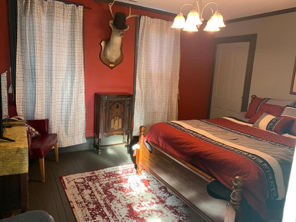 Un dormitorio con una cama y una pared roja. en Poe Themed Home Close to Beaches and DE Turf, en Milford