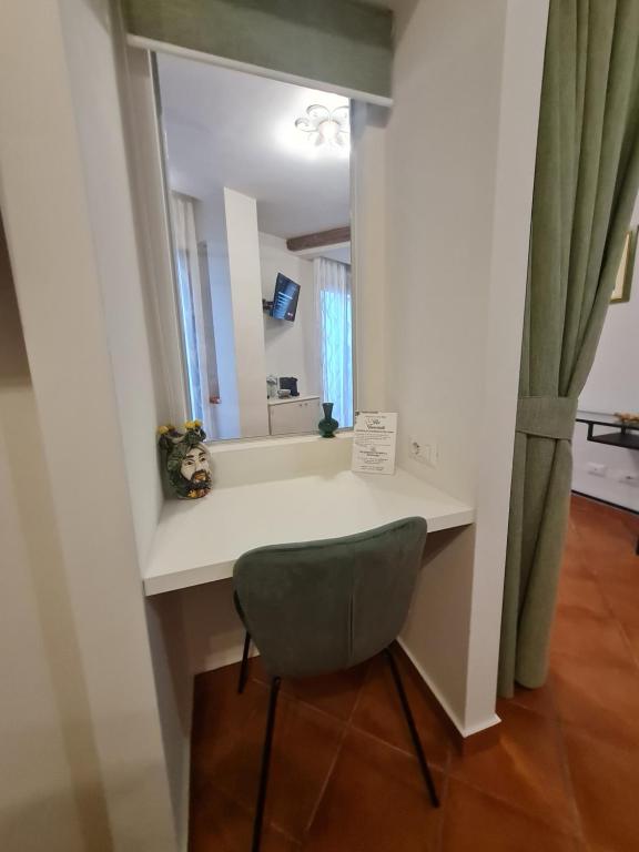 a desk with a chair and a mirror at B&B RE TANCREDI in Taormina