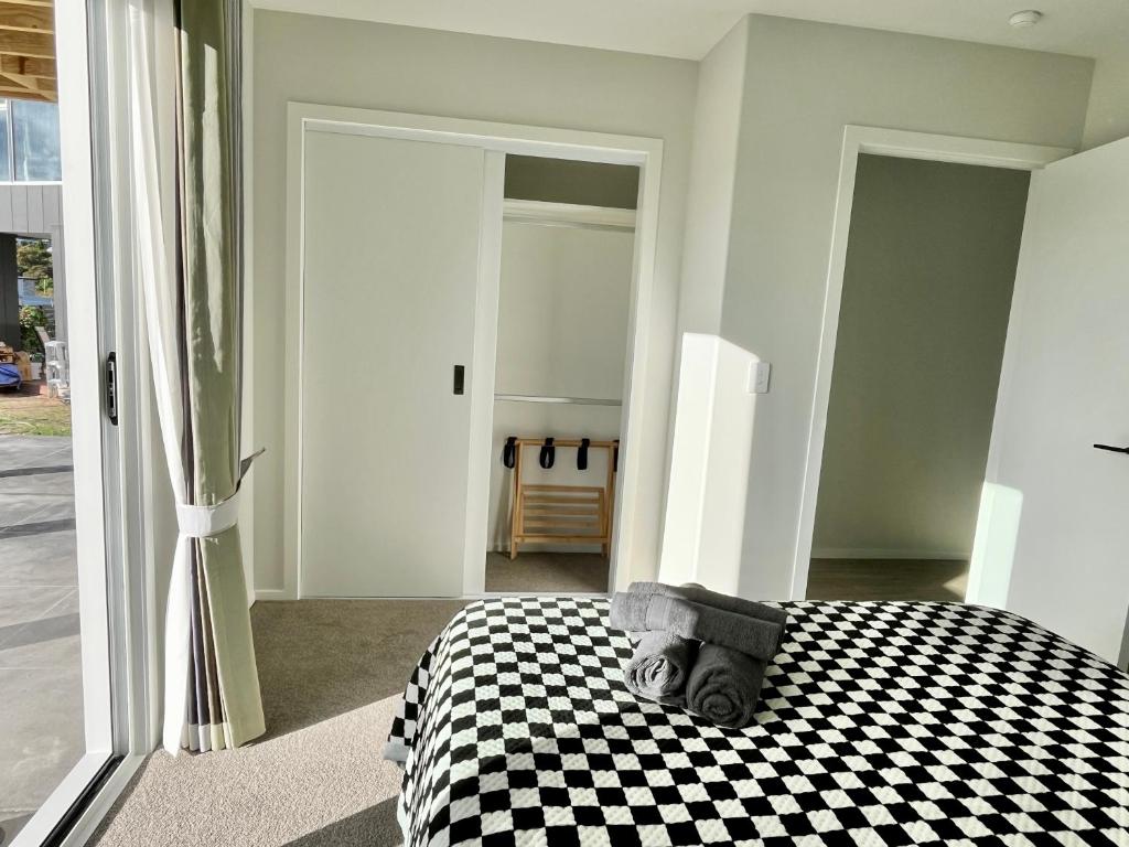 Brand new Lakeside cozy two queen rooms - Resim 9