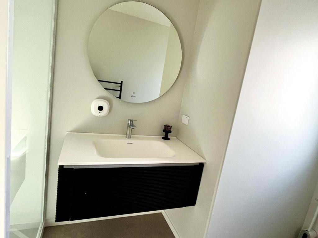 Brand new Lakeside cozy two queen rooms - Resim 10