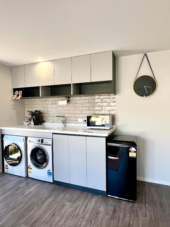 Brand new Lakeside cozy two queen rooms - Resim 8