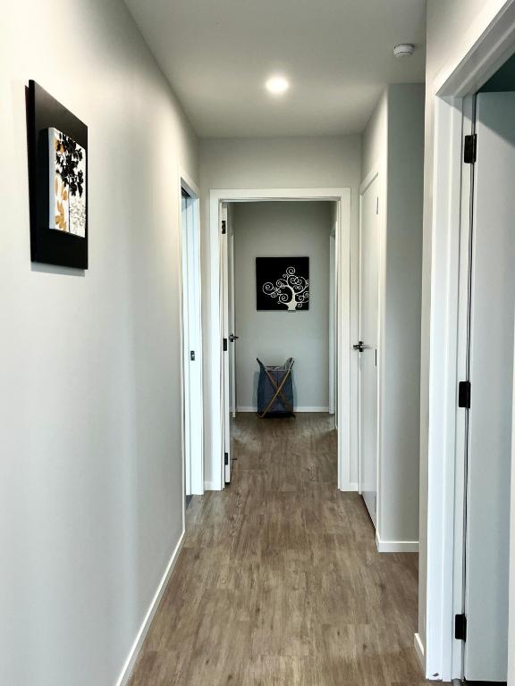 Brand new Lakeside cozy two queen rooms - Resim 11