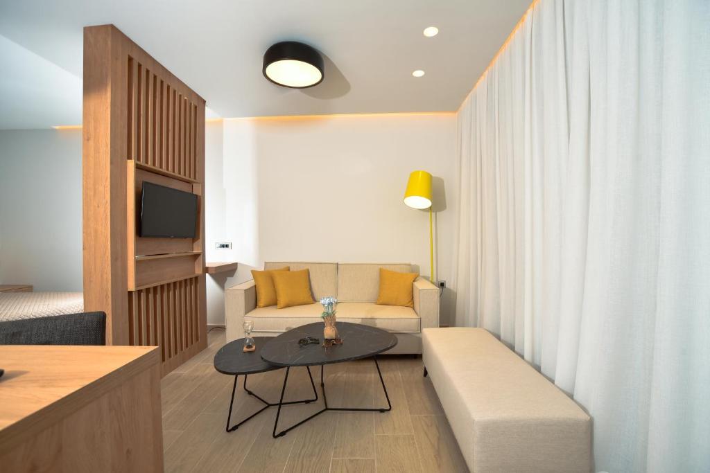 TV a/nebo společenská místnost v ubytování Almy Beach Hotel
