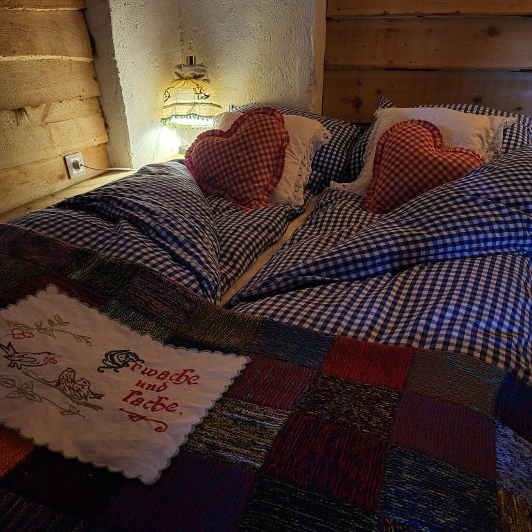 Postel nebo postele na pokoji v ubytování Sachserhof Ferienwohnungen in Sachsenburg