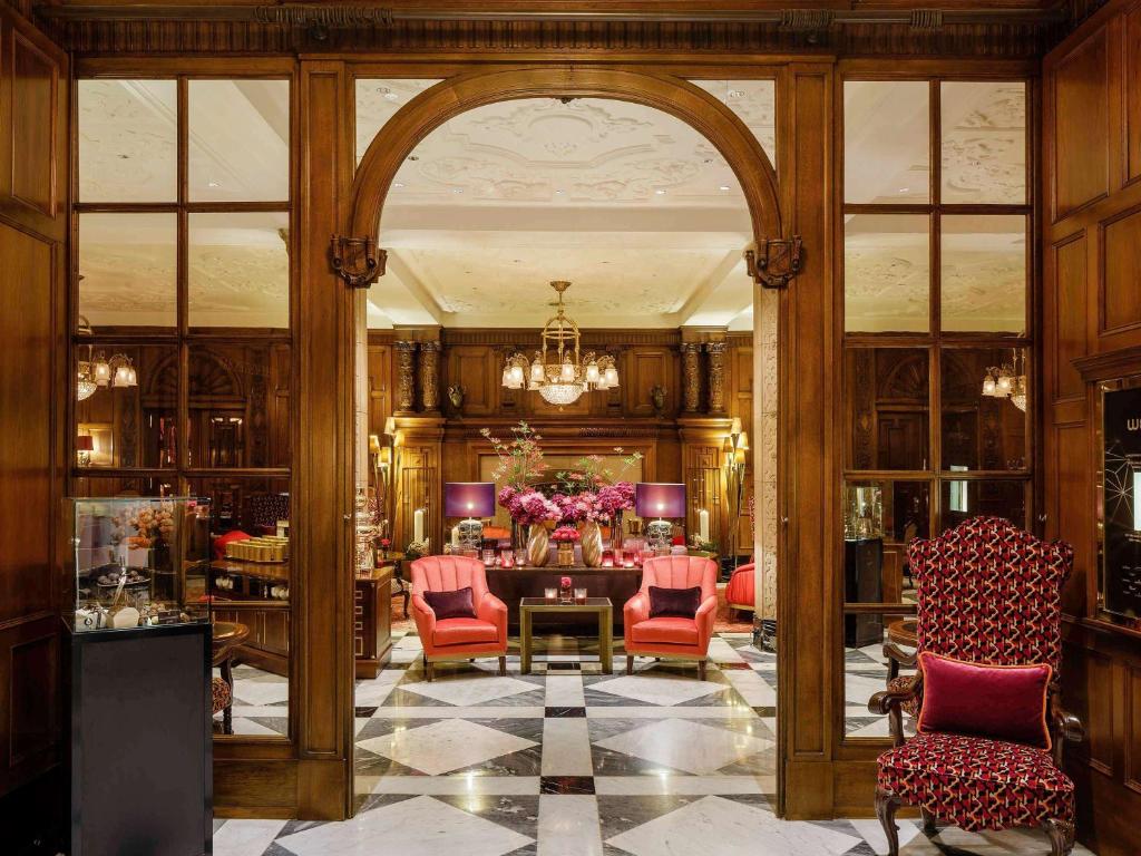 Posezení v ubytování Fairmont Hotel Vier Jahreszeiten
