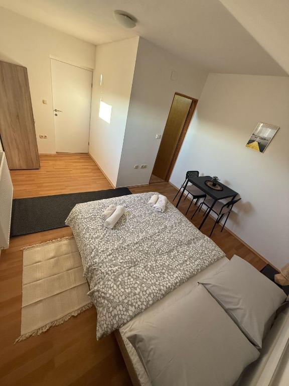 En eller flere senger på et rom på Sobe Ježdovec