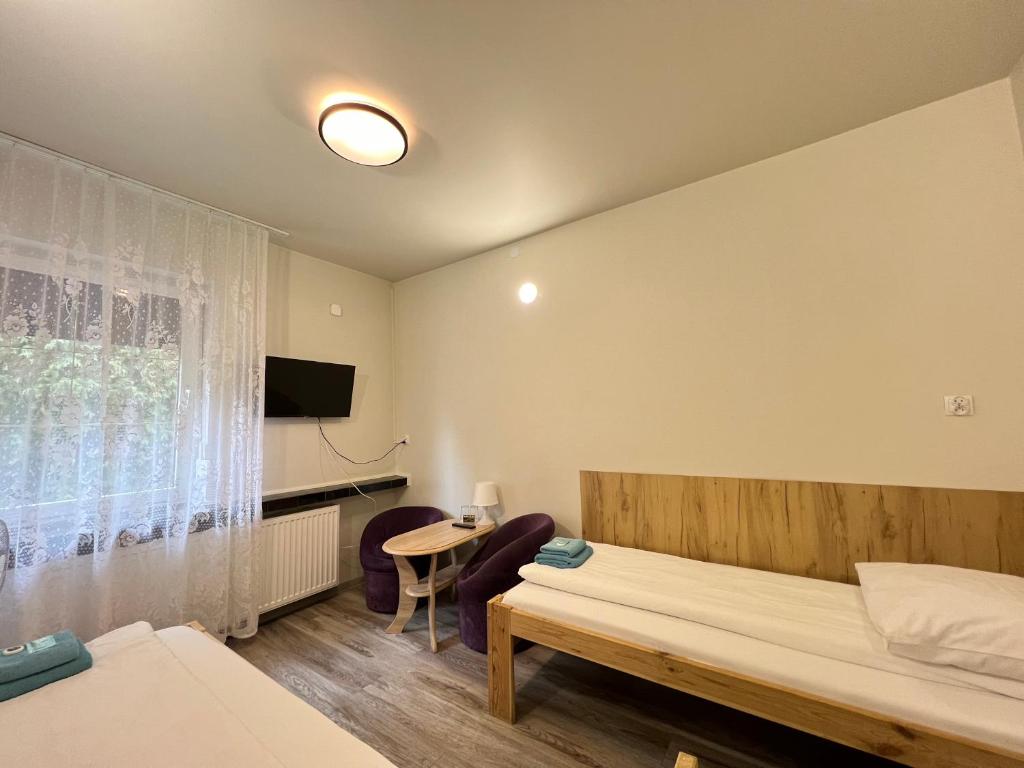 Voodi või voodid majutusasutuse ETNA - Hostel -Noclegi Rzeszów 24 Pokoje toas