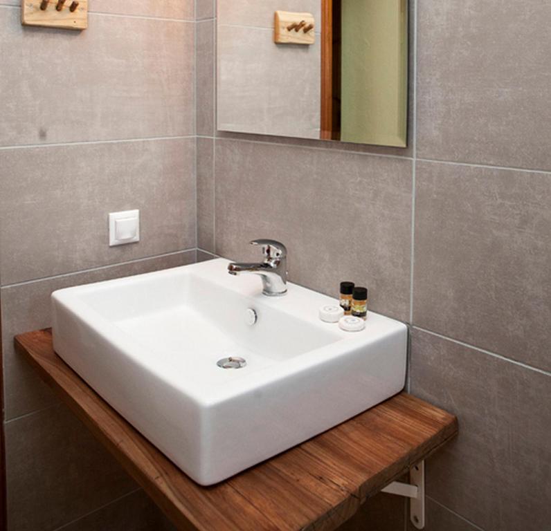 A bathroom at Victoria's Guesthouse