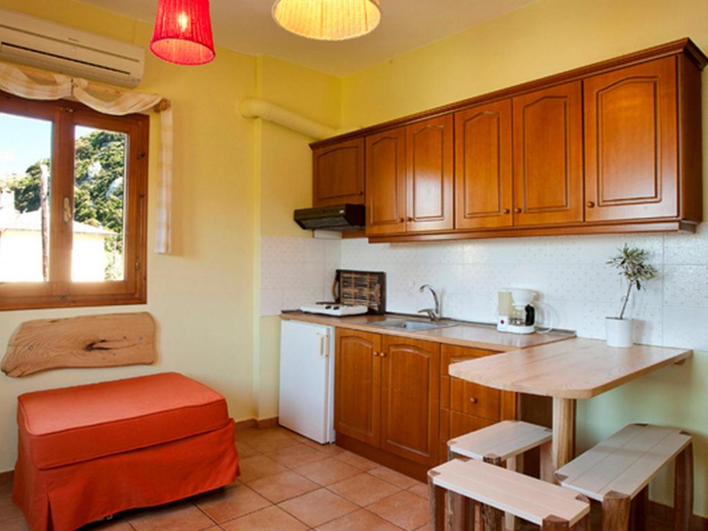 A kitchen or kitchenette at Victoria's Guesthouse