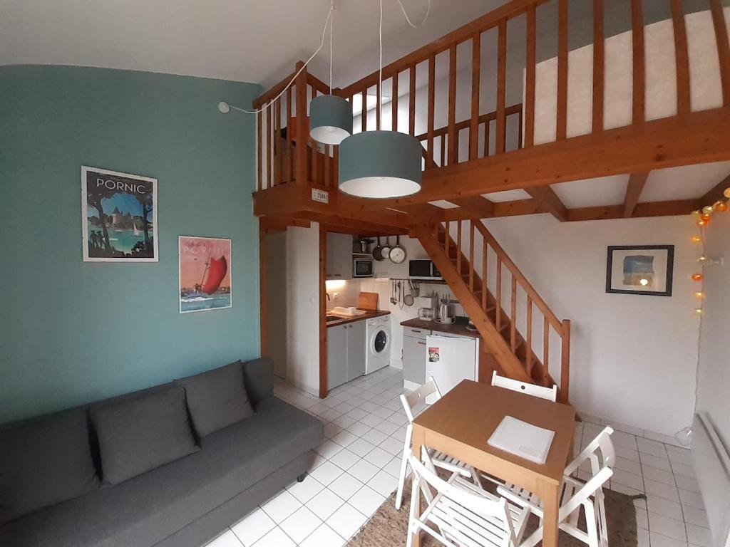 un salon avec un canapé et une table dans l'établissement Pilier6 near beach parking outdoor, à Pornic