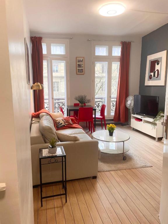 un salon avec un canapé et une table dans l'établissement Saint Michel Quartier Latin With AC, à Paris
