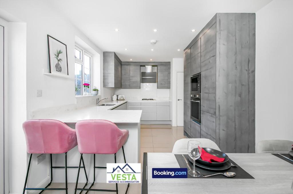 Three Bedroom House By Vesta Serviced Accommodation & Short Lets Borehamwood With Free WiFi & Free Parking - Huis Met Drie Slaapkamers