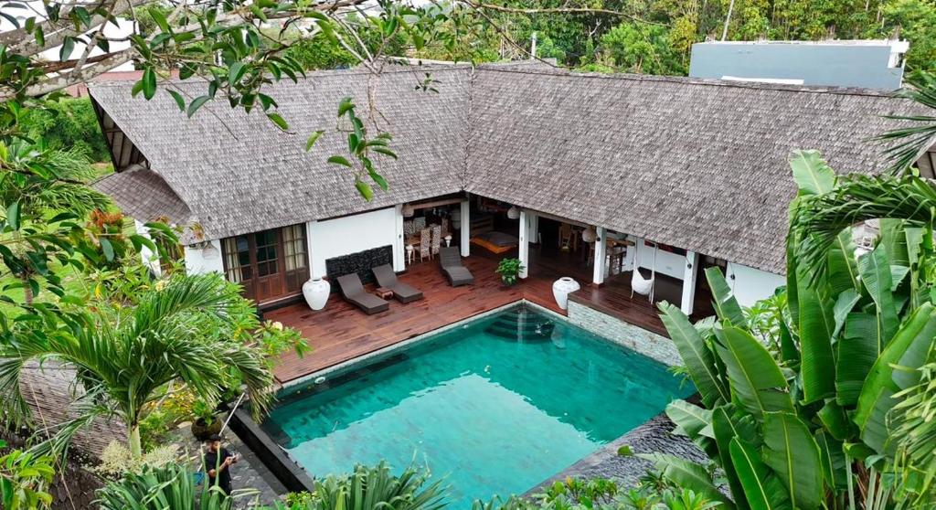 ウルワツにあるVilla More Baliのプール付きの家の航空写真