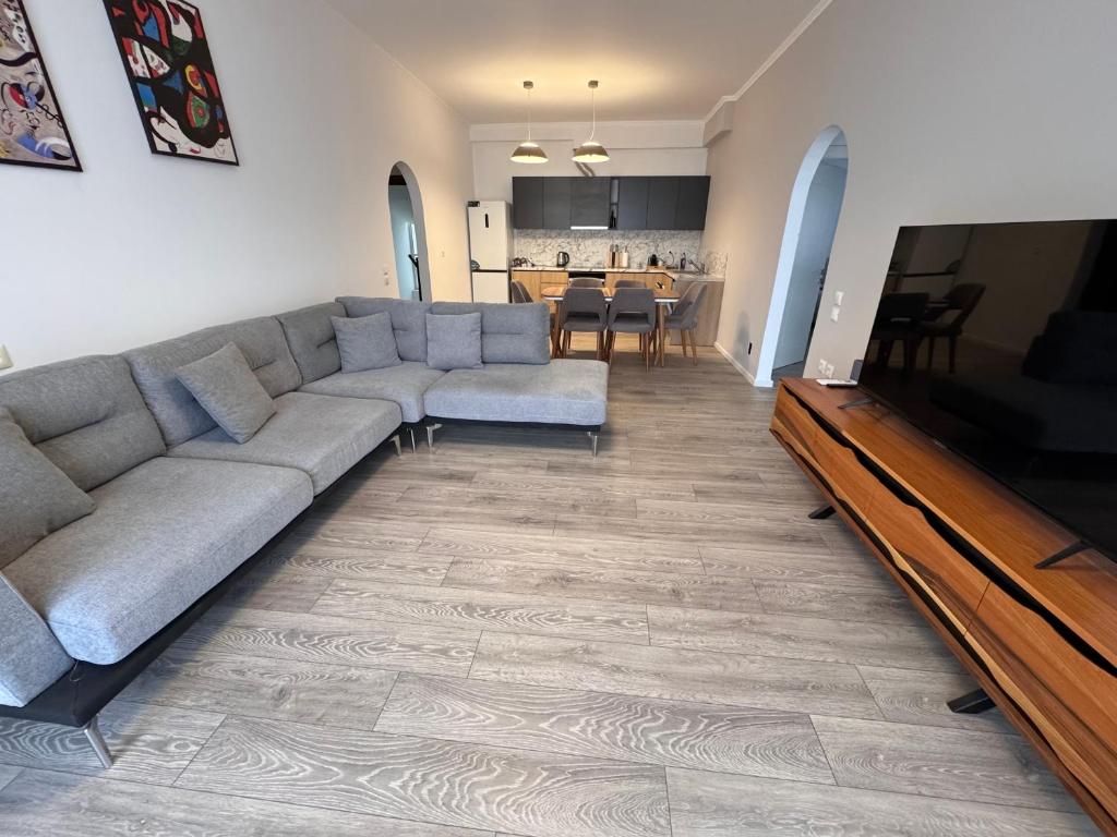 TV a/nebo společenská místnost v ubytování Airstay seaview Saranda