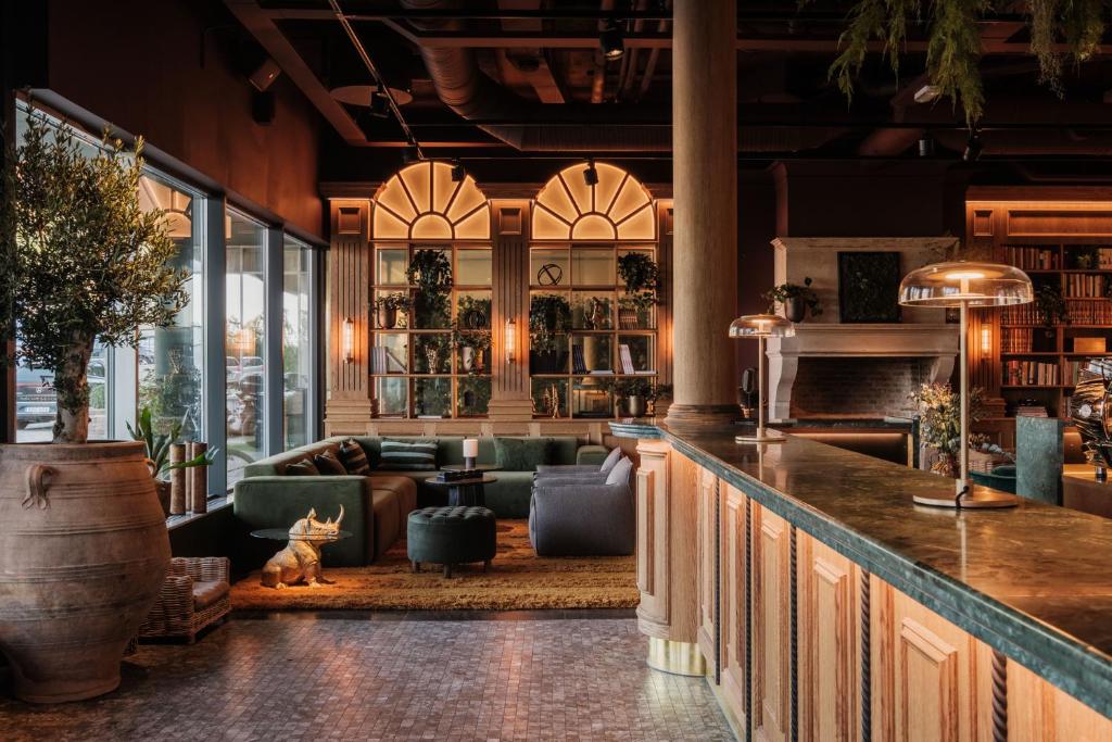 sala de estar con bar y sofá en Villa Foresta, en Lidingö