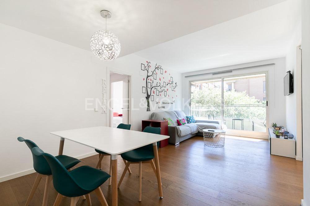 a white living room with a table and chairs at HomeSweetHome Valencia in Valencia