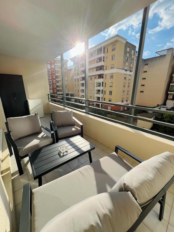 - un salon avec un canapé et une table sur un balcon dans l'établissement Studio élégant avec balcon près de la plage à Nice, à Nice