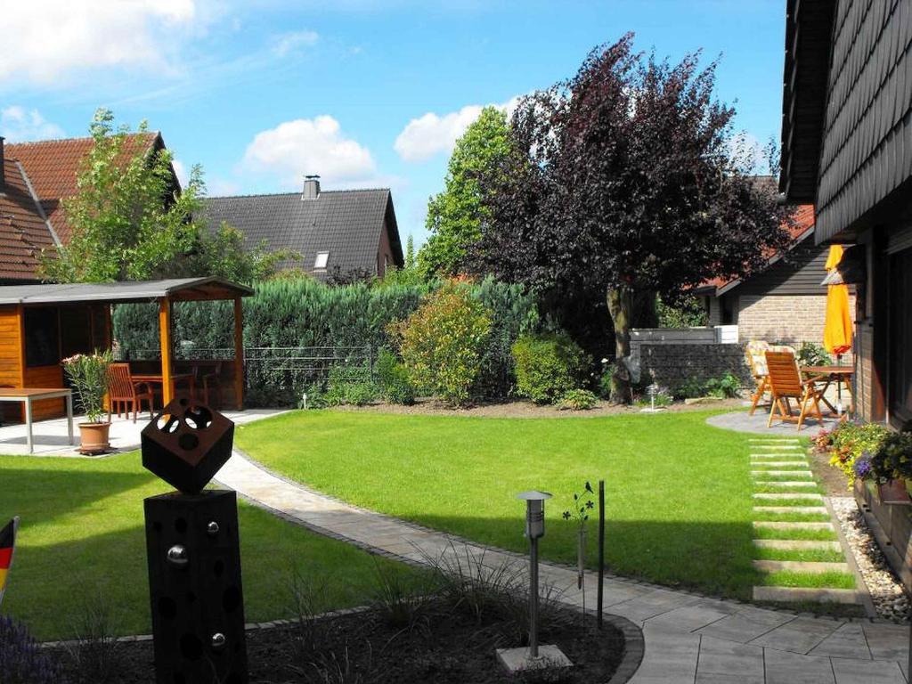 einen Garten mit einer Liegewiese und einem Pavillon in der Unterkunft Ferienwohnung-Mill-Nordkirchen in Nordkirchen