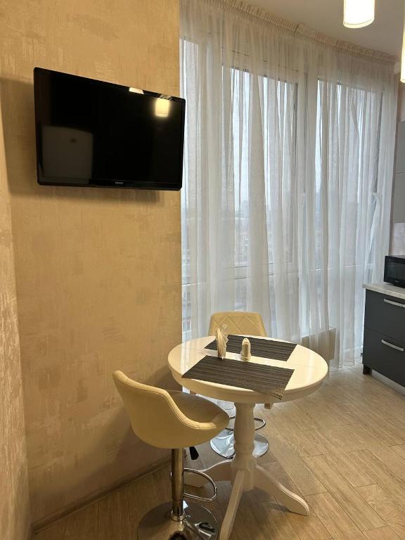 TV a/nebo společenská místnost v ubytování Apart Assistant on Smart Plaza