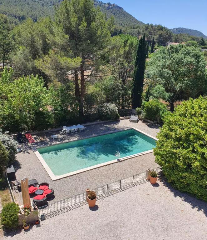 une piscine au milieu d'une cour dans l'établissement Maison 3 chambres, calme absolu, piscine, tennis, parking, calanques, à Roquefort-la-Bédoule