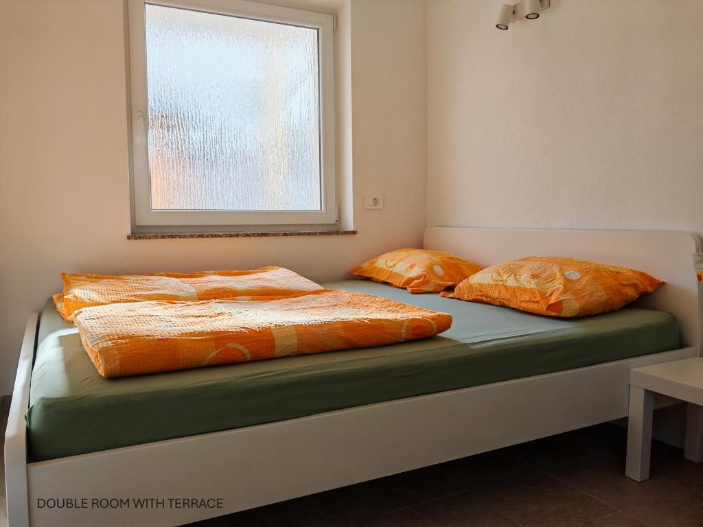 Postel nebo postele na pokoji v ubytování Apartment and room Anica