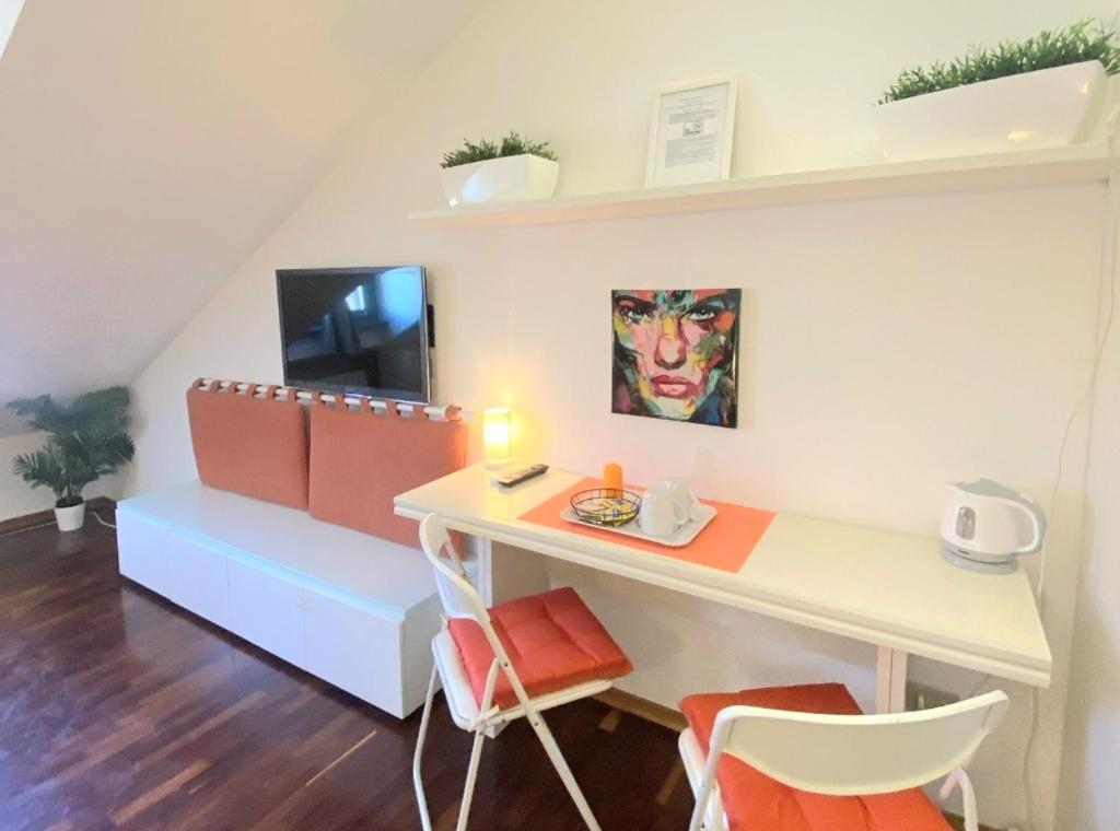 a room with a desk and a bench with a table at Casa Mirtillo in Turin
